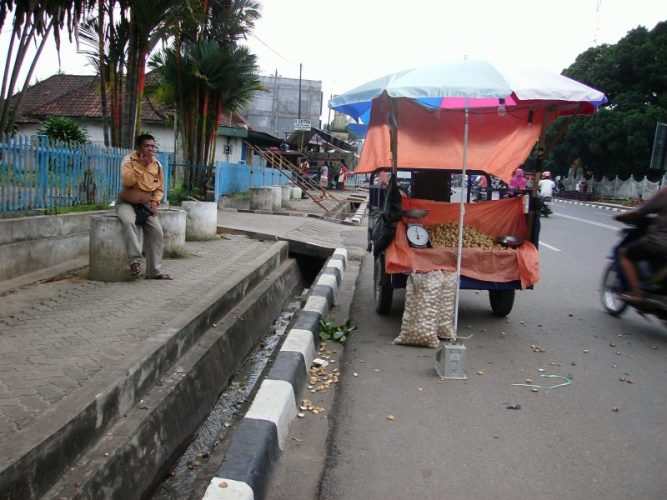 Pedagang Duku Tengah Berjualan di ruas jalan di Kota Jambi